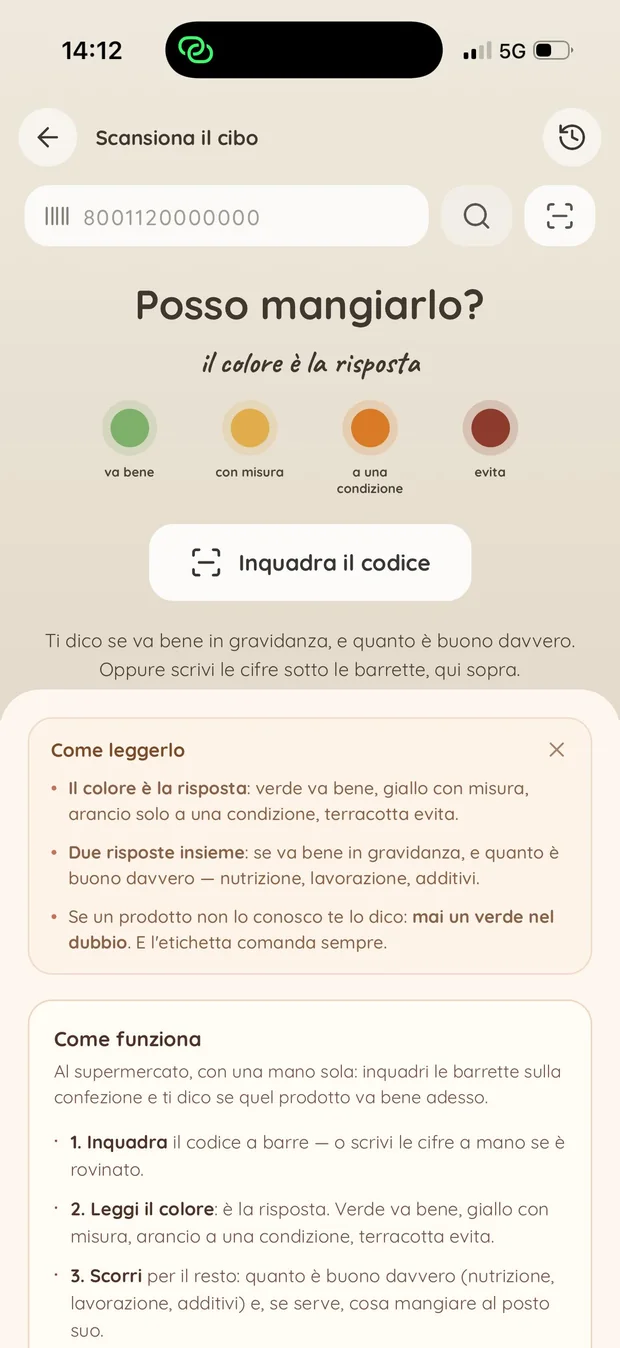 La schermata «Scansiona il cibo» di mamma&me: il codice a barre da inquadrare e i quattro colori della risposta.